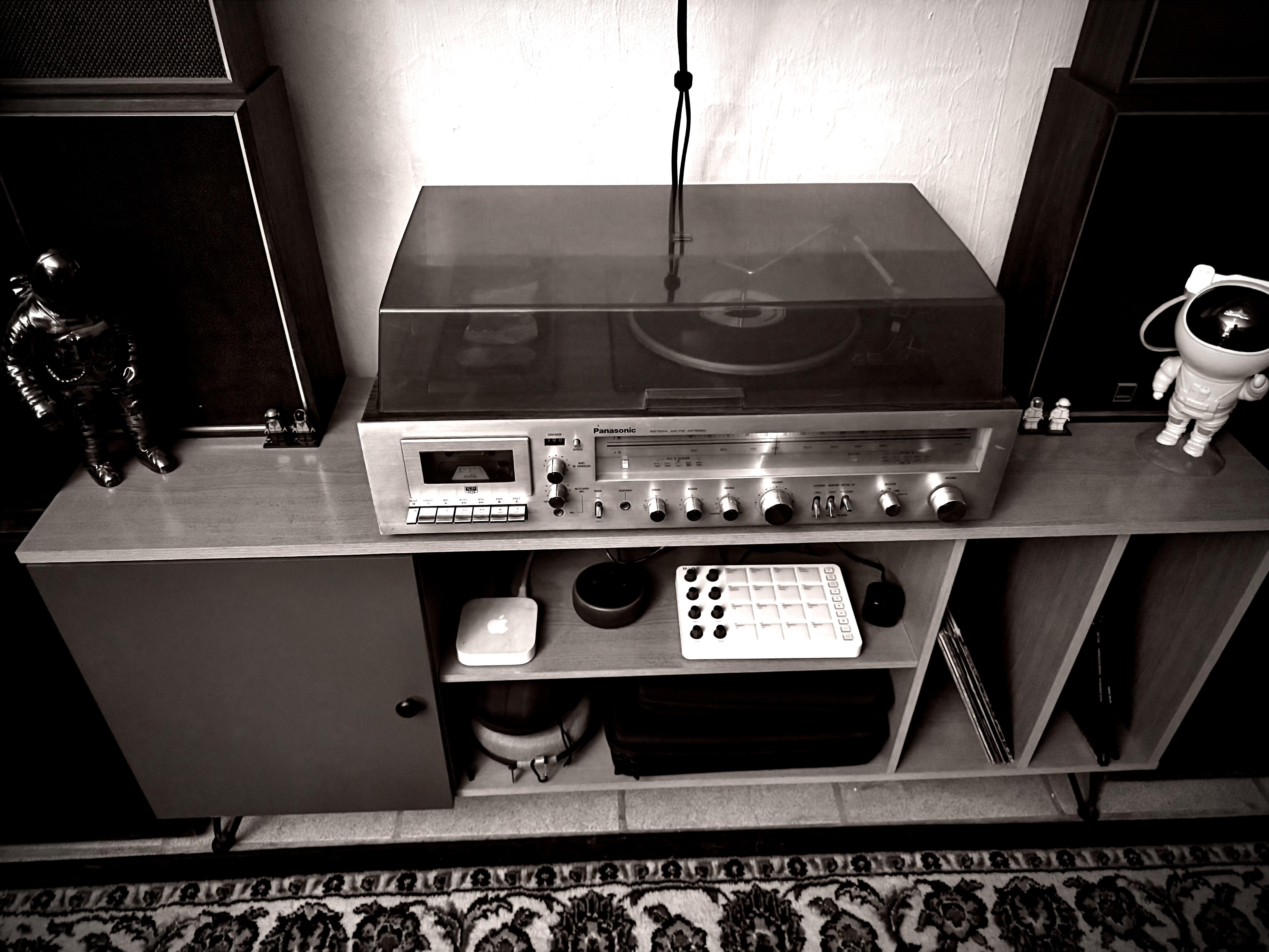 Tocadiscos vintage con figuras de astronautas y vinilos en el estudio de BernaDelg