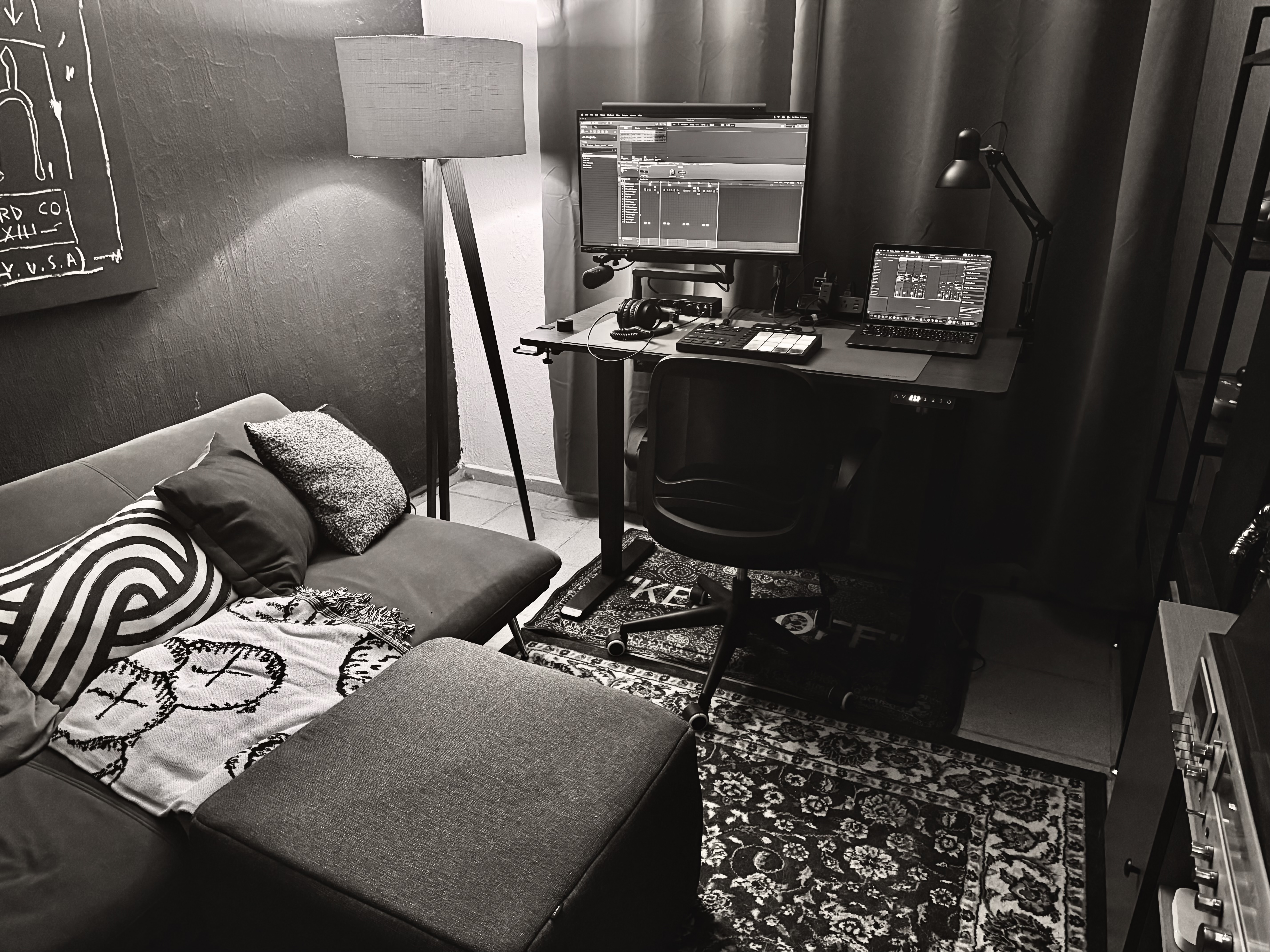 Estudio de producción musical de BernaDelg con teclado Arturia, monitores, MacBook y lámpara de ambiente